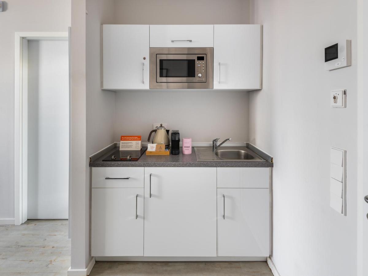 Estudio mediano con zona de cocina