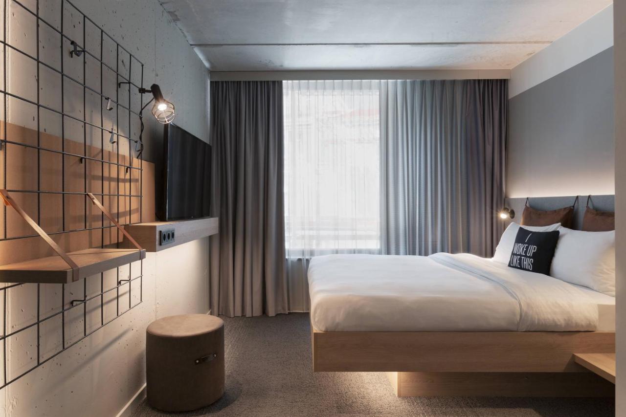 Habitación con cama grande