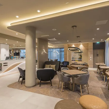 Hampton By Hilton Frankfurt Airport-3